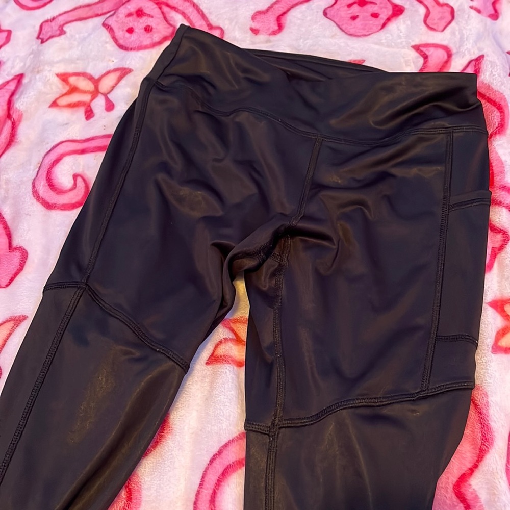 Shiny black leggings